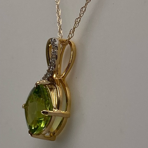 10K Yellow Gold Cushion Cut Natural Peridot and Diamond Pendant with Chain - Picture 4 of 12